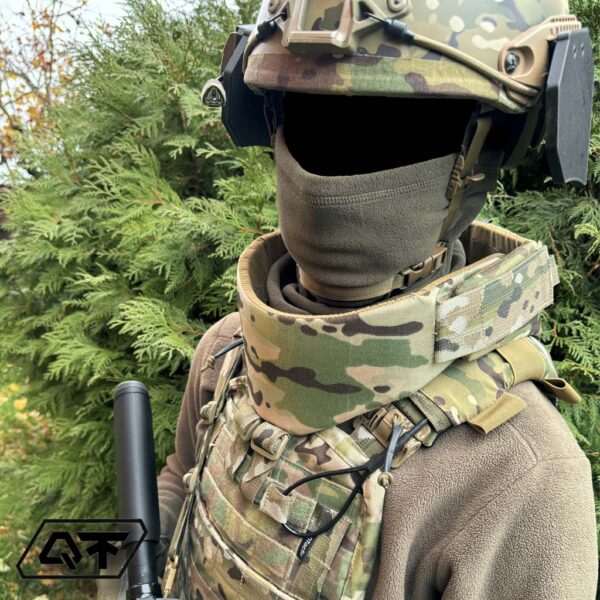 Захист шиї AVS Collar, встановлений на AVS Plate Carrier, вигляд спереду під кутом